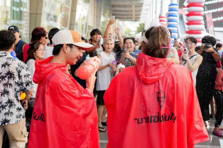 แจกเสื้อกันฝนให้กับคนอยากแซ่บมาปกป้อง ป๊อ...