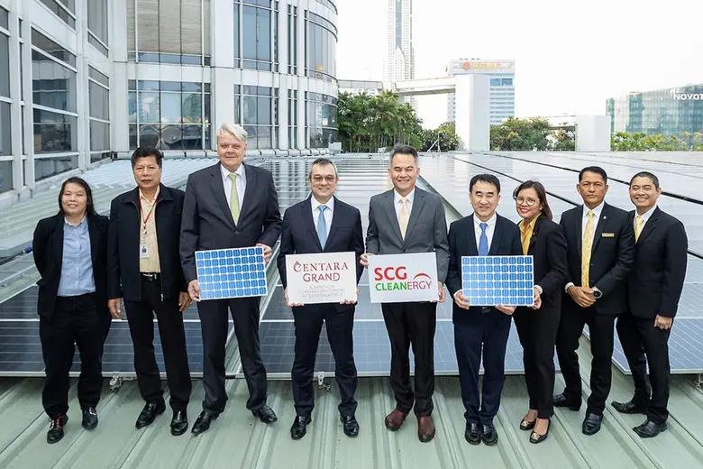 Thirayuth Chirathivat (4th from left), Ch...